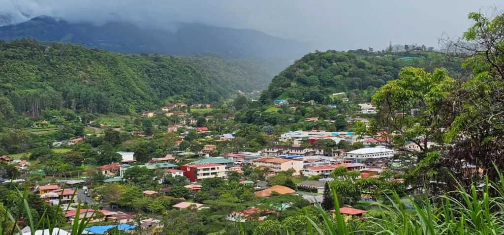 Vista panorámica del pueblo de Boquete rodeado de montañas verdes y neblina, en Chiriquí, Panamá.